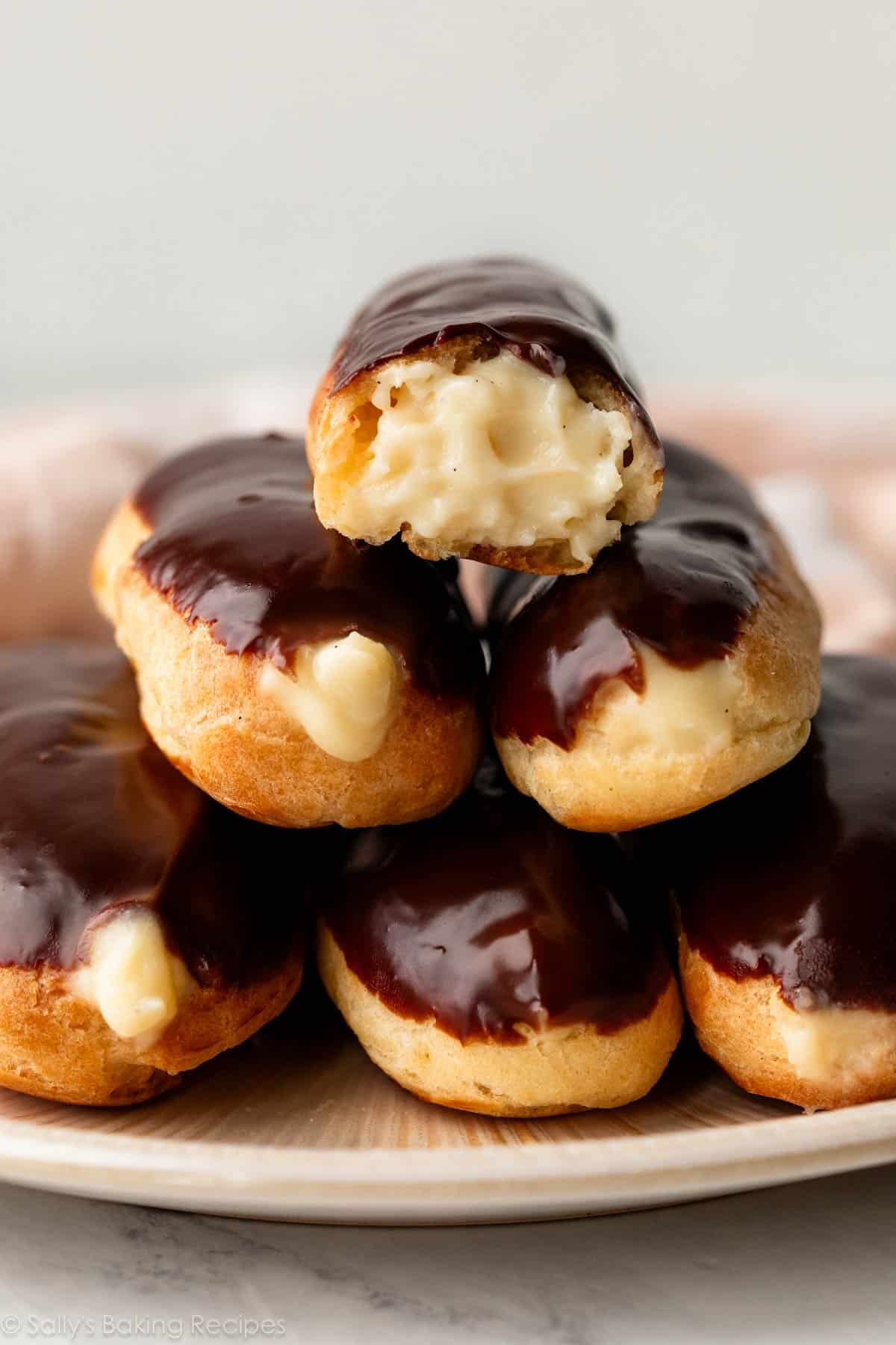 Ways to Master Eclairs: Customizable Fillings & Glaze